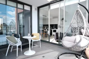 Chic Affordable 1BR Near Airport with Parking - Image 2