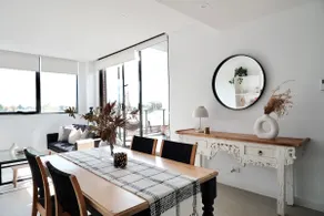 Chic Affordable 1BR Near Airport with Parking - Image 4