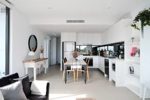 Chic Affordable 1BR Near Airport with Parking - Image 5