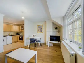 Duplex Redhill town centre Apt - Image 2
