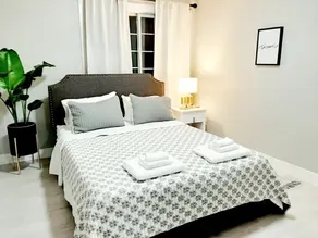 Cozy, Modern and Centrally Located - Image 5