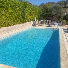 Cozy with pool. - Image 3