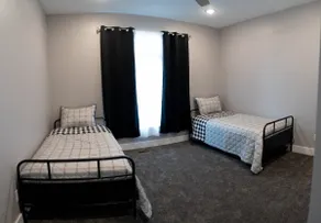 Spacious Home Near the Canyon - Image 4