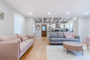 Elegant Elora Home with Stylish Décor - Image 3