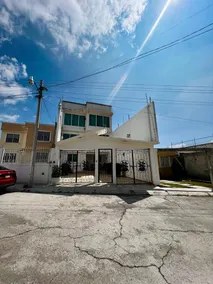Spacious house in a residential development - Image 2