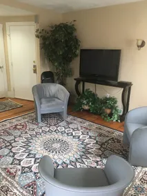Spacious Home w/ Free 2 car parking - Image 4