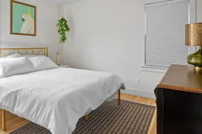Best Location Downtown - Clean and Bright Bungalow - Image 5
