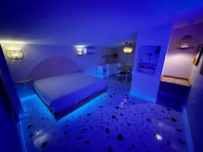 Retro Romantic Hot Tub King Bed Getaway - Image 2