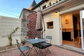 Charming renovated 2-room apartment with garden - Image 3