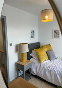 Stylish Brixham home, sleeps 7, parking & garden - Image 5
