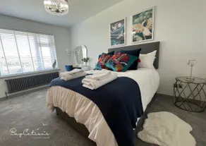 Stylish Brixham home, sleeps 7, parking & garden - Image 3