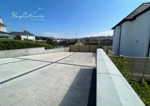 Stylish Brixham home, sleeps 7, parking & garden - Image 2