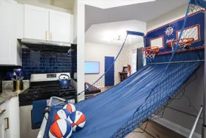 Spacious Arcade Apt, Sleeps 10, King Bed, Near DT - Image 3
