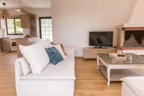 Cozy and Spacious Mountain View Retreat - Image 5