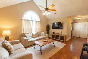 Pet-Friendly Retreat  Game Room, Hot Tub,4K Netflix, 1 GB WiFi - Image 2