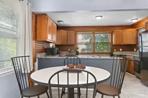 Charming 4br house w/ Free parking + Wifi - Image 5