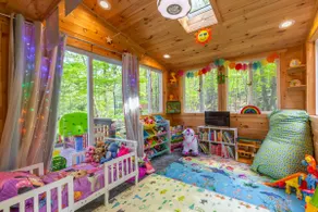 Pool/BeachFamily Friendly Streamside Chalet+HotTub - Image 3