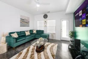 Contemporary-3 Bedroom-Rooftop in the Heart of Downtown Conroe - Image 5