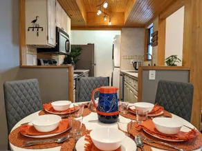 2BR/2BA * 1 min to Ski Bus * Near Food - Image 4