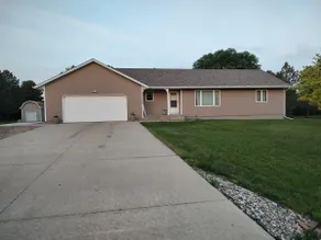 Home in Yankton near the lake - Image 2