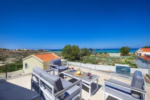 Villa Makisland With Sea View - Image 2