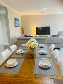 Busselton Stylish 5 Bed, 3 Bathroom Home - Image 3