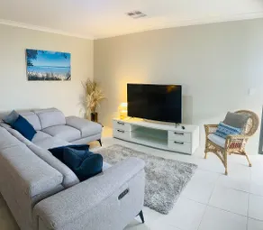 Busselton Stylish 5 Bed, 3 Bathroom Home - Image 5