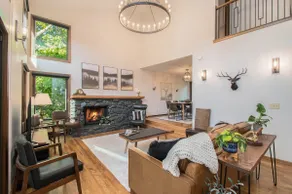 Premium comfort, newly updated, close to downtown - Image 5