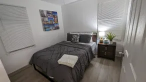 Cozy 3bd/ home with free parking - Image 2