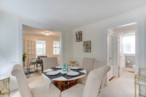Spacious 2BR 2Level Apt - Walkable to metro! - Image 2