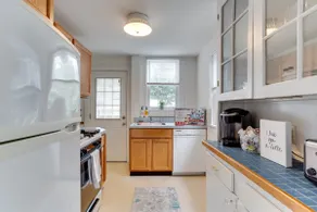 Spacious 2BR 2Level Apt - Walkable to metro! - Image 3