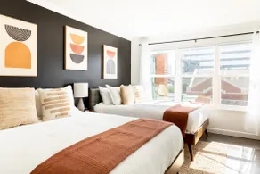 Stylish Downtown Nashville Condo with Patio & Free Parking - Image 2