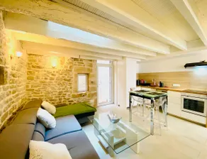 Triplex a stone's throw from the Maison Carrée - Image 4