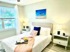 Baby friendly, walk to pool and bakery town home - Image 2