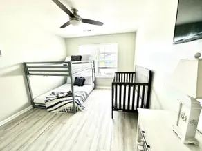 Baby friendly, walk to pool and bakery town home - Image 5