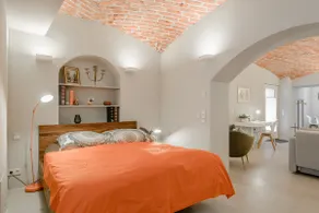 Exclusive: Historic apartment with vaulted ceiling - Image 3