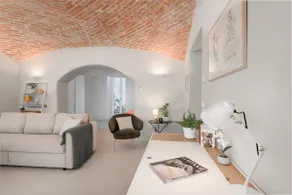 Exclusive: Historic apartment with vaulted ceiling - Image 2