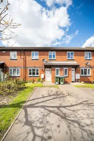 Stylish 3 bed house, large garden, Parking, WiFi - Esho Stays - Image 3