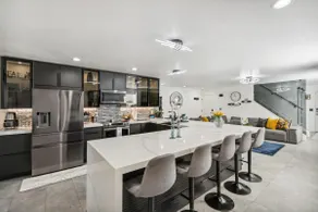 Modern Family Home with Hot Tub and Grill area - Image 2