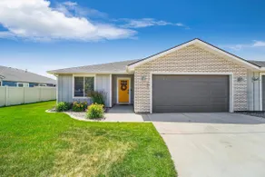 Wendell Townhome | 3BR | Garage | Fenced Yard - Image 4