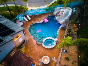 Luxe Resort Style Home Stunning 8 Beds with Pool - Image 2