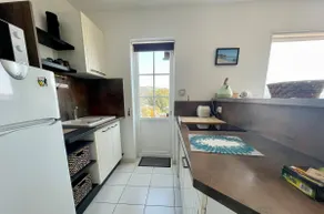 Pleasant sunny 2-bedroom apartment above the beach - Image 4