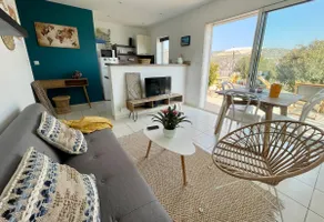 Pleasant sunny 2-bedroom apartment above the beach - Image 3