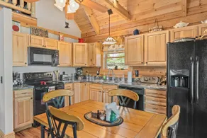 Cozy Cabin w/ Hot Tub - World’s Inn - Image 4