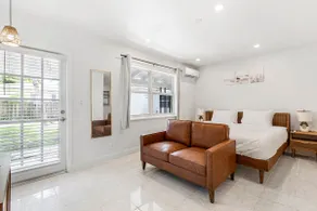 BRAND NEW Charming Hollywood apt - Image 2
