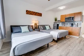 Ground Floor Studio #11 | 2 Queens |near airport - Image 1