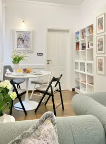Vintage Top Centre Apartment - Image 3