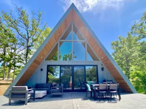 Lakeside Luxury: Modern A Frame Cabin Near Dallas - Image 2