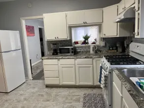 Lovely 3 Bedroom Apartment - Image 4