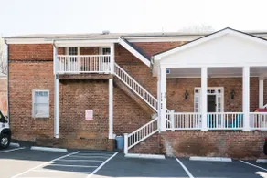 Spacious 3 bedroom apt - Image 2